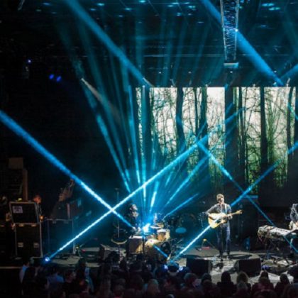 Yoyo-Palais-de-Tokyo-Concert-et-lasers-bleus-_-630x405-_-©-Cedric-Canezza